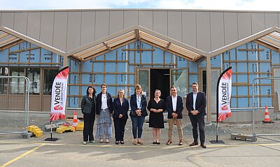 Les élus locaux et départementaux lors de la présentation de la nouvelle extension du collège