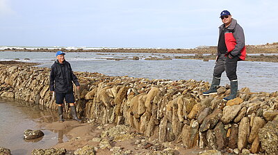 Didier Neau et Jack Guichard, au dessus et à côté d'un des murs de la pêcherie Didier Neau et Jack Guichard, au dessus et à côté d'un des murs de la pêcherie