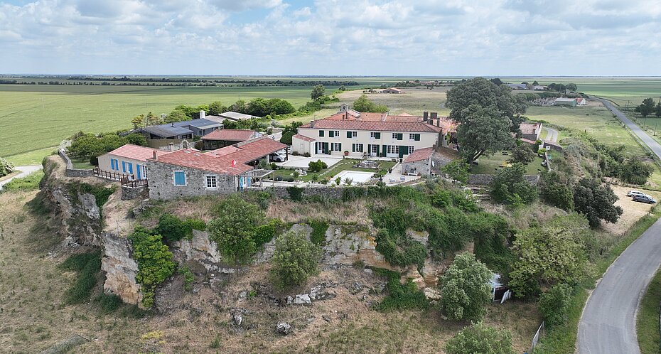 L'île de la Dive s'élève à une quinzaine de mètres de hauteur