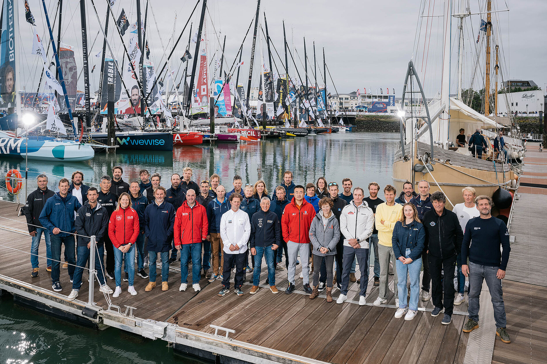 Les skippers sur le ponton du Vendée Globe