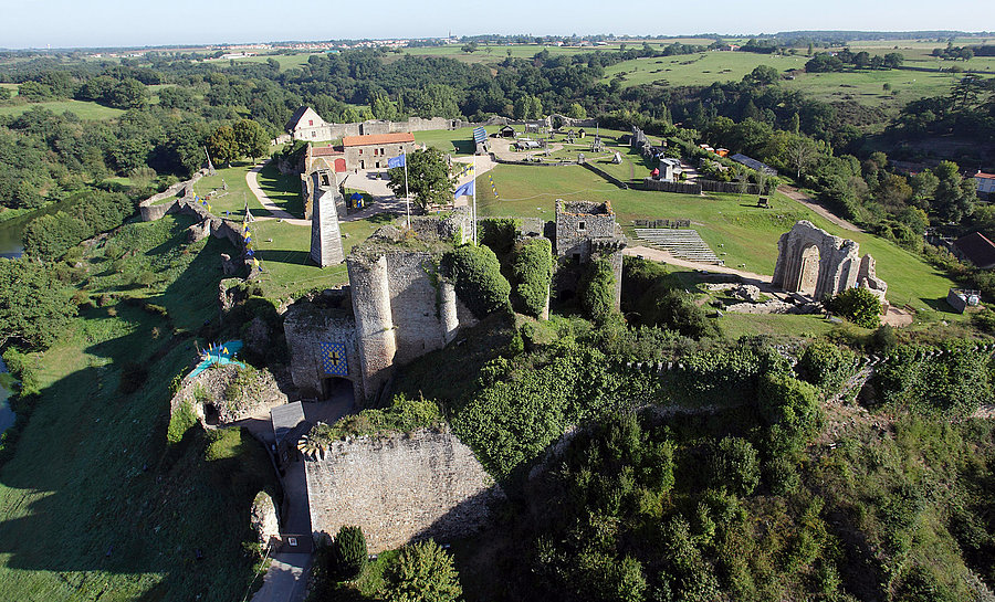 Photographie aérienne du Château de Tiffauges. Crédit David Fugères