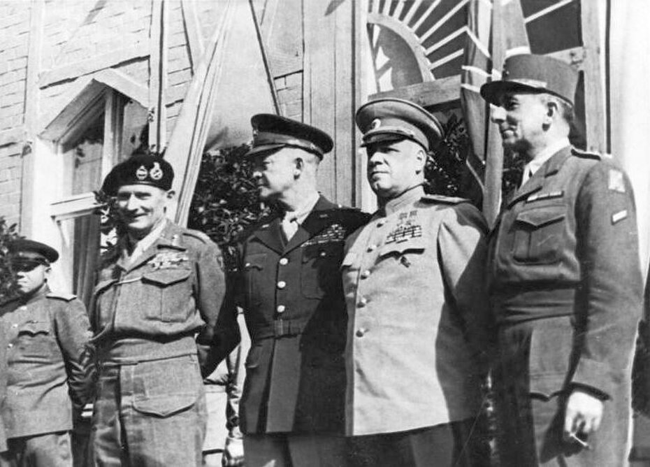 Photo de Montgomery, Eisenhower, Joukov et de Lattre à Berlin, le 5 juin 1945.