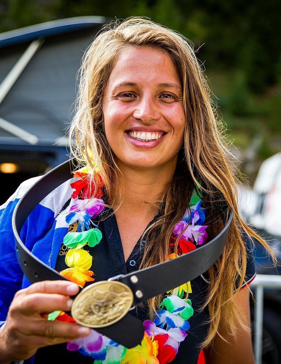 La sportive Hélène NOESMOEN tenant une médaille