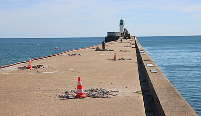Les travaux sur la petite jetée des Sables-d'Olonne ont commencé le 15 septembre. Les travaux sur la petite jetée des Sables-d'Olonne ont commencé le 15 septembre.