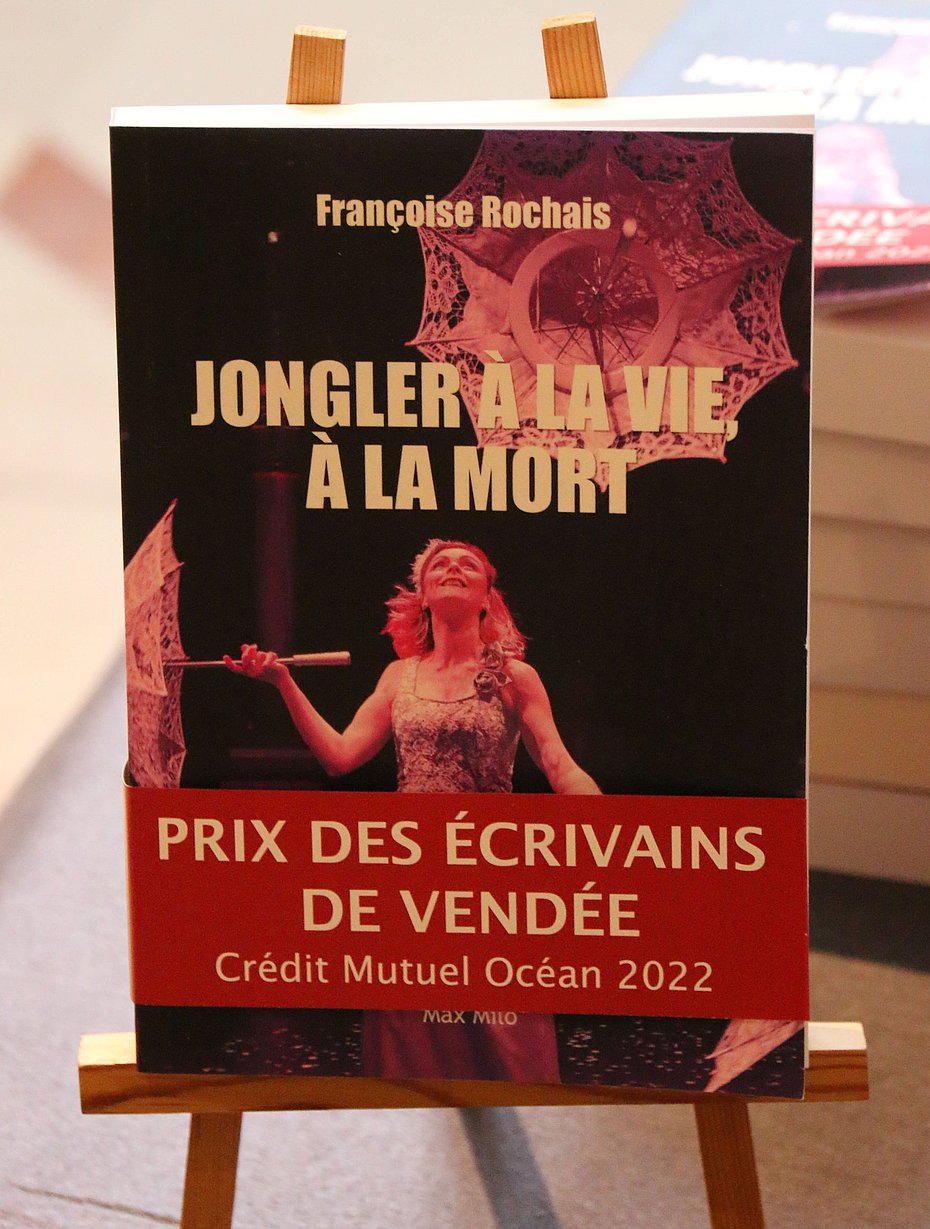 Le livre de Françoise Rochais, nommé "jongler à la vie, à la mort", lauréat d'un titre décerné par la Société des écrivains de Vendée.