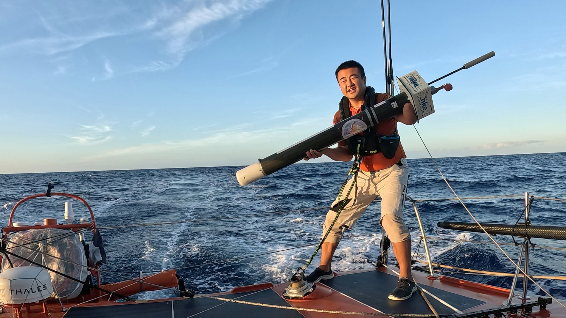 Jingkun Xu met à l'eau un object qui collectera des données pour les scientifiques