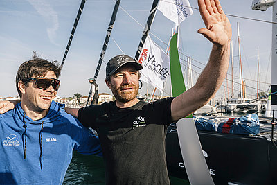 Sébastien Simon et Benjamin Dutreux ensemble sur le ponton du Vendée Globe