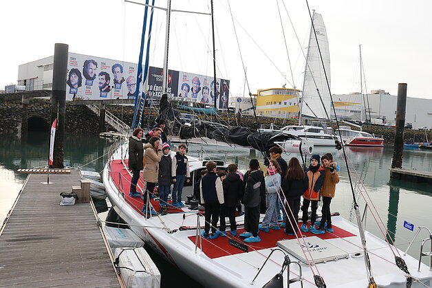 Des scolaires visitent le T-One-One