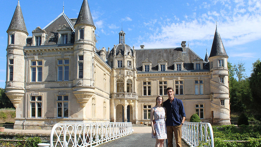 Erin et Jean-Baptiste Gois devant le château de Bourneau, en Vendée (CDR)