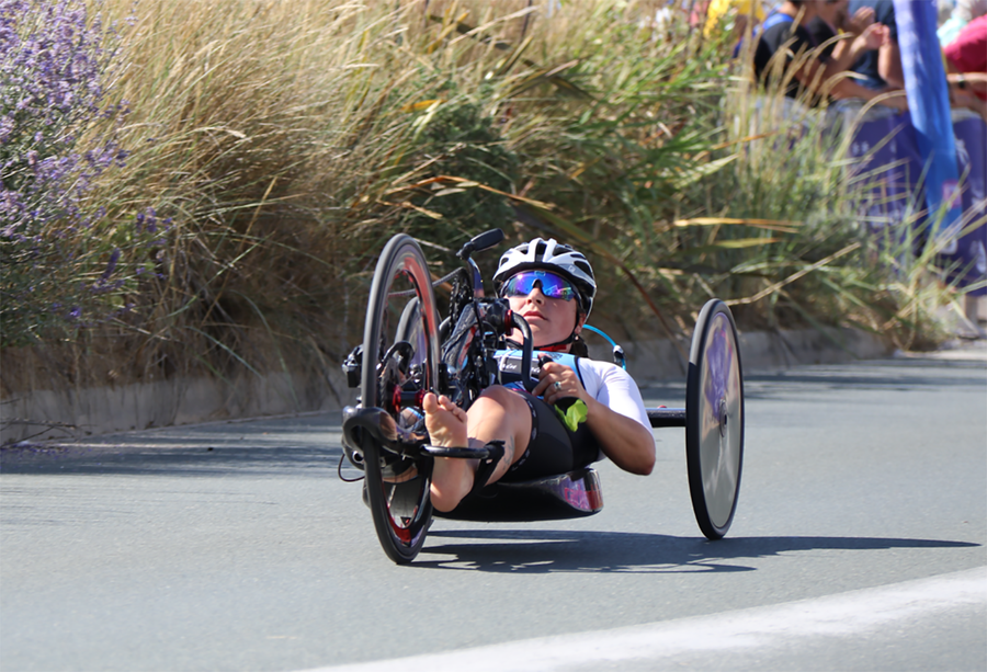 Sportive sur un vélo adapté aux personnes en situation de handicap, dans la discipline du paracyclisme.