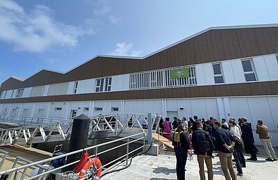 La base de maintenance d'Emyn se situe dans les bâtiments de la criée à Port-Joinville, à L'Île-d'Yeu.