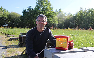 Samuel Bodet avec un piège à frelons asiatiques