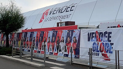 Plusieurs bâches ont décoré le village du Vendée Globe