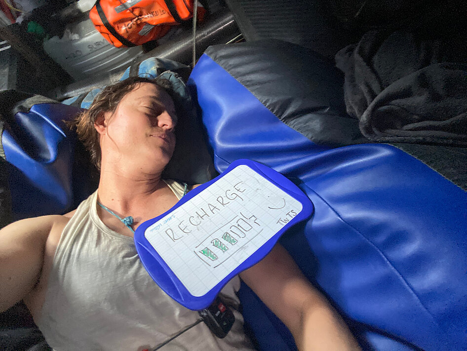 Justine Mettraux en train de se reposer à bord de son bateau