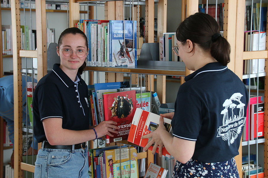Clara et Annabelle, saisonnières à la biblioplage de Notre-Dame-de-Monts