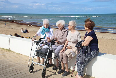 Les résidentes de l'Ehpad Les Châtaigniers de Soullans en sortie à la plage. Les résidentes de l'Ehpad Les Châtaigniers de Soullans en sortie à la plage.