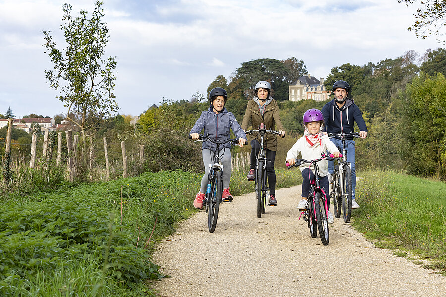 Une famille en pleine balade à vélo