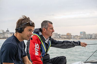 Sébastien Simon et Paul-Henry Dubreuil à bord de l'Imoca Groupe Dubreuil.