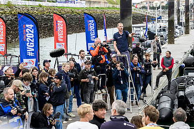 De nombreux médias sont présents sur le village du Vendée Globe