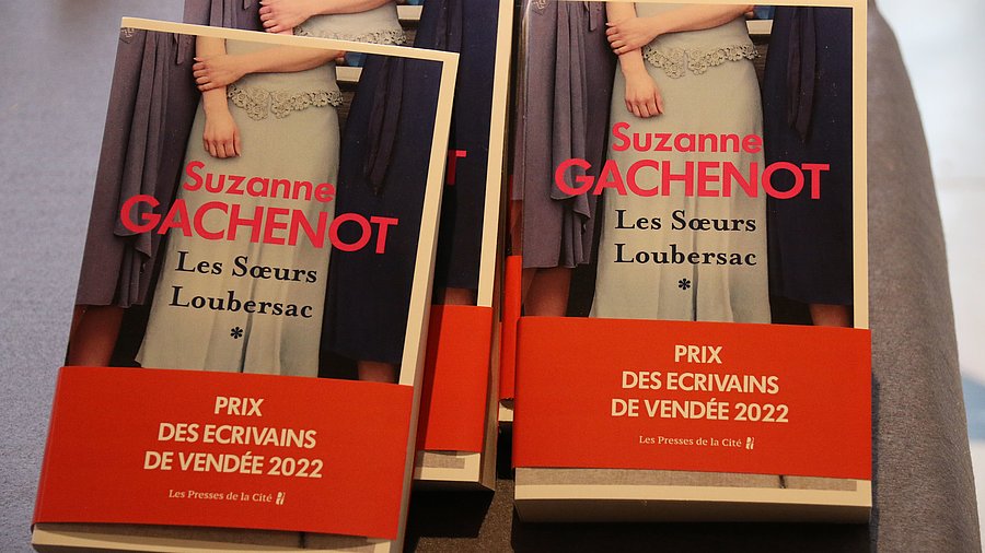 Visuel d'un livre ayant remporté le prix littéraire de la Société des écrivains de Vendée. Le livre est de Suzanne Gachenot et s'intitule "Les Sœurs Loubersac".