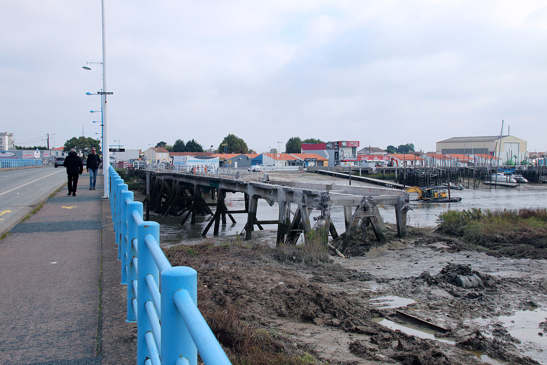 À L'Aiguillon-la-Presqu'île, les travaux de démolition de la passerelle se déroulent sous les yeux de nombreux curieux.