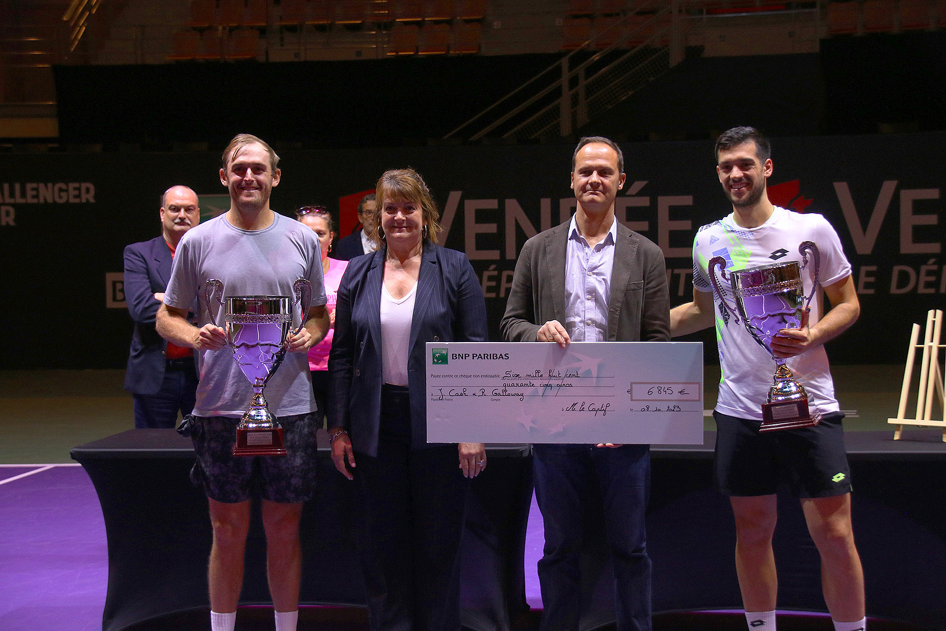 L'Américain Robert Galloway et l'Anglais Julian Cash récompensés par Bérangère Soulard, présidente de la commission Sport au Département de la Vendée. 