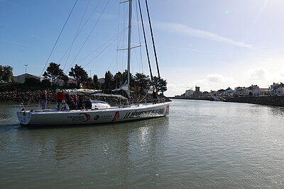 Le T-One-One en train de quitter le chenal des Sables-d'Olonne