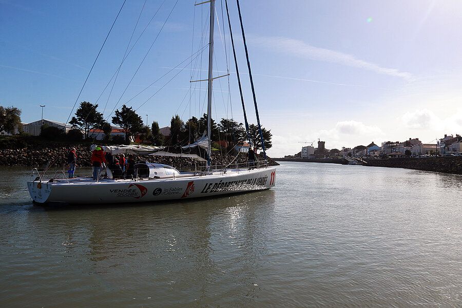 Le T-One-One en train de quitter le chenal des Sables-d'Olonne